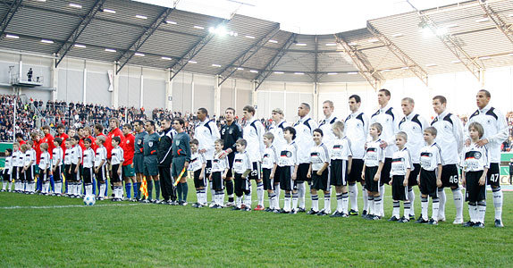 U21-Länderspiel Deutschland - Weißrussland, die Mannschaften bei den Nationalhymnen