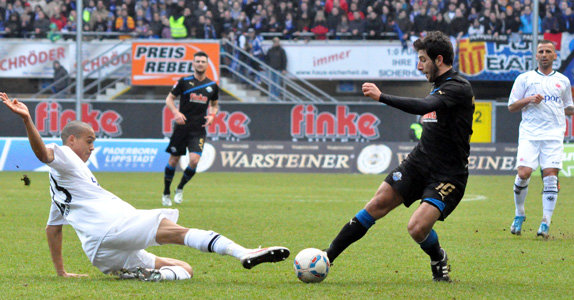 Mehmet Kara auf dem Weg zur 2:0-Führung gegen Eintracht Frankfurt, 26.02.2012.