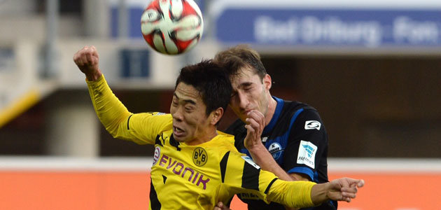 Rafa Lopez im Kopfballduell mit Dortmunds Kagawa, SCP - BVB, 22.11.2014