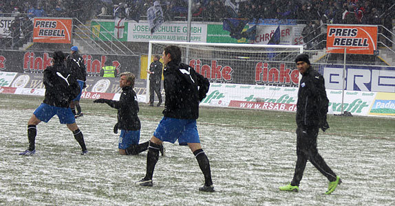 Aufwärmen und Dehnen: Sören Gonther, Nejmeddin Daghfous, Markus Krösche vor dem Spiel gegen den FC St. Pauli, 20.12.2009.