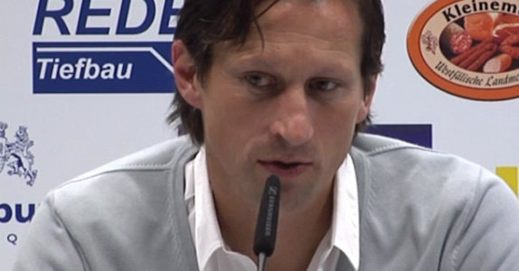 Chef-Trainer Roger Schmidt in der Pressekonferenz nach dem Spiel SCP - Fortuna Düsseldorf, 24.07.2011